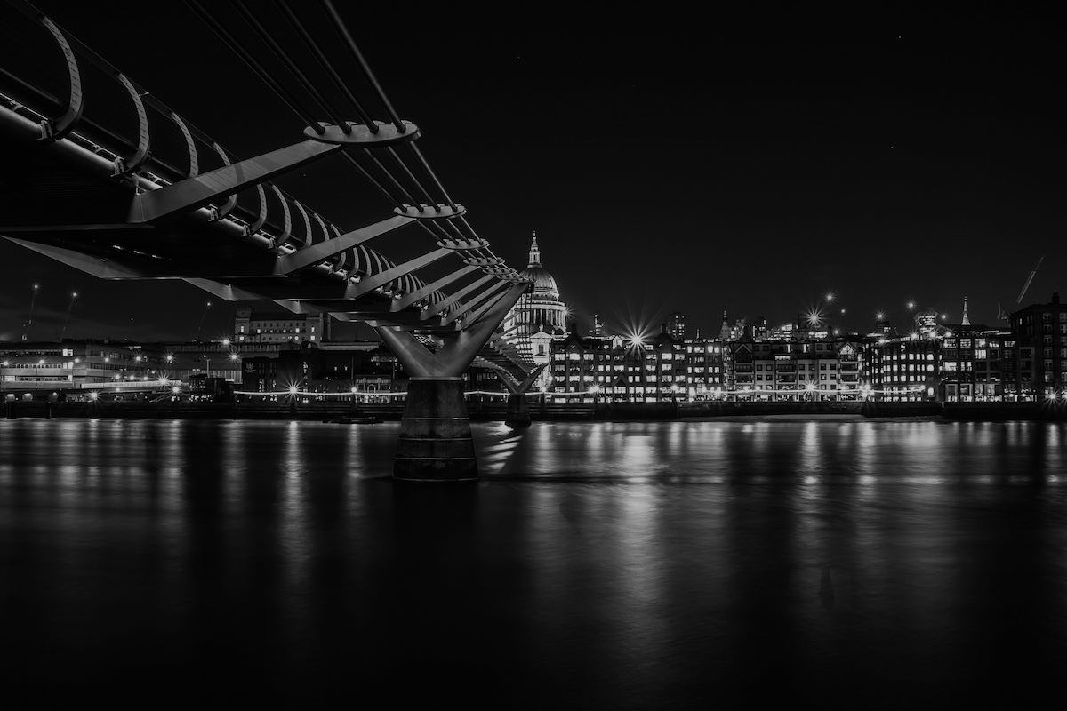 bridge-it-investment-capital-london-millenium-bridge-dark